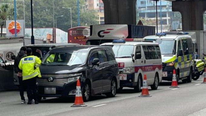 观塘七人车超速遭截停 警揭为通缉车辆 司机同涉藏毒被捕。官塘老母FB群组