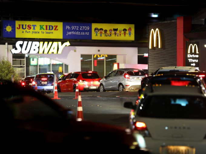 奥克兰放宽部分防疫措施后，大批民众驱车到快餐店买外卖。 （网上图片）