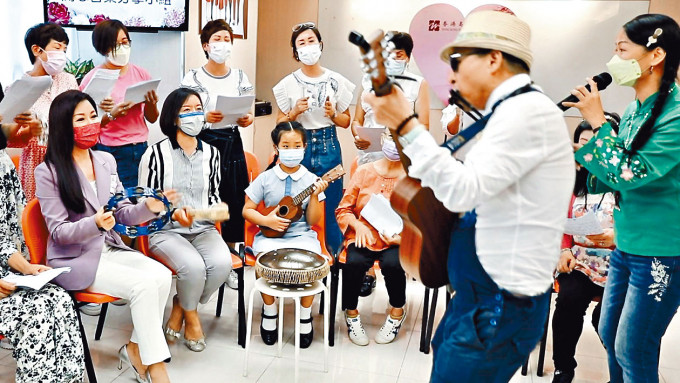 中聯辦副主任盧新寧日前落區到訪香港島婦女聯會，了解地區婦女工作和生活狀況，並聽取意見。