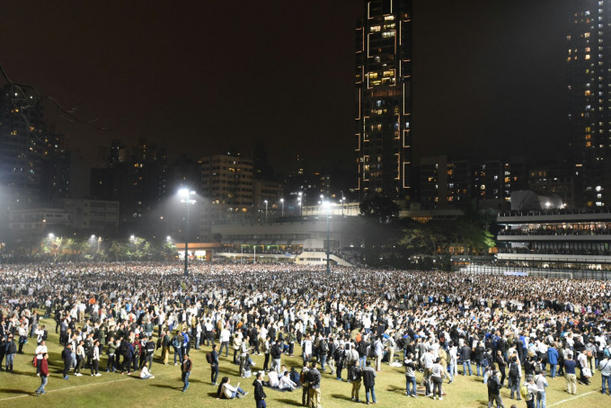 至晚上8時，大會聲稱有38794人出席。徐裕民攝
