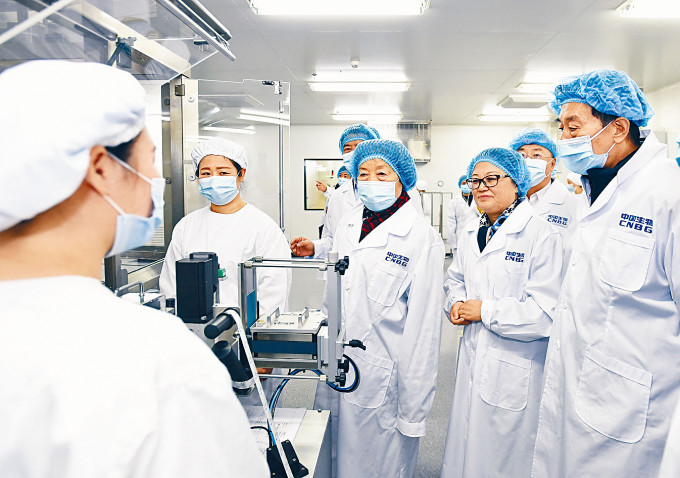 ■副總理孫春蘭（右三）在北京視察新冠疫苗生產準備工作。