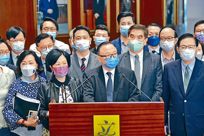 ■完善選舉制度條例草案通過，建制派議員表示高興和振奮，並對香港未來發展充滿信心。