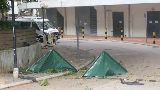 警方以两个帐篷遮盖死者遗体。