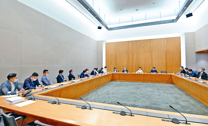 林郑月娥连同官员与议员会面，听取各人对恢复立法会运作及政府防疫的意见。