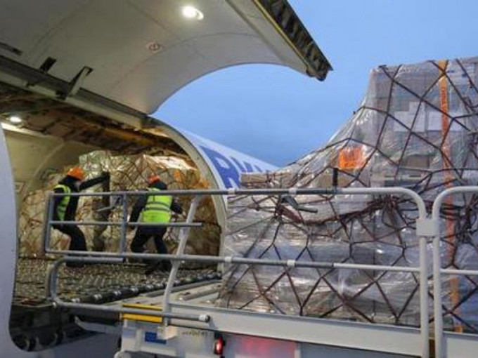 中国首批抗疫救援物资昨晚运抵白俄罗斯。网图