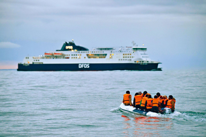 ■英伦海峡上月有一群非法入境者，坐小艇驶向英国南部海岸。