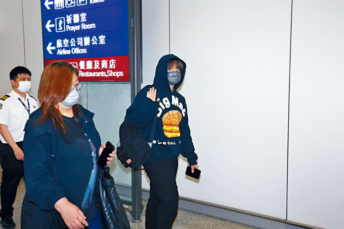 姜涛由花姐陪同现身机场，向在场粉丝挥手。
