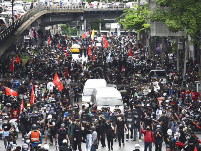 曼谷再爆發大型反政府示威，不滿政府抗疫不力。AP圖片