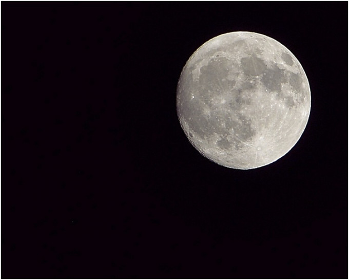 「藍月亮」是指1個月中出現第2次滿月。