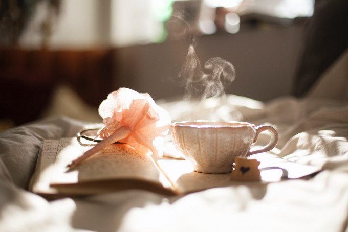 早餐后饮一杯蜂蜜姜粉茶，对纾缓手脚冰冷问题有莫大帮助。(Carli Jeen / Unsplash)