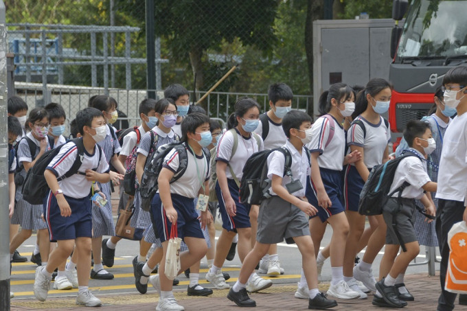 有家長收到小學通知擬9月恢復全日制。資料圖片