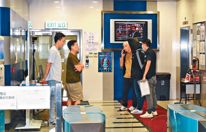 疑犯被黑布蒙頭扣上手銬，由西九龍總區警司鍾雅倫親自押離西九龍總區警察總部。