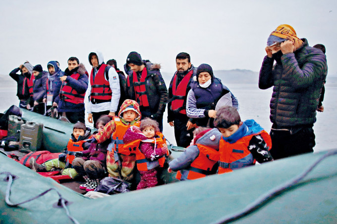 在法国北部维梅勒市附近海岸，一艘载有逾四十名难民包括小童的橡皮艇，周三准备启程横渡英伦海峡。
