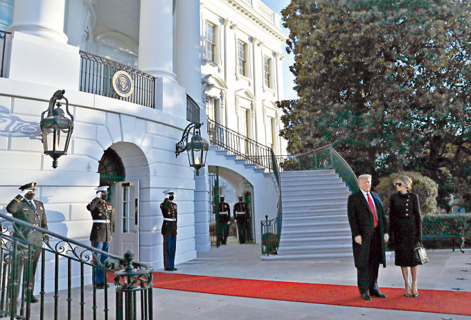 特朗普與夫人梅拉尼婭離開白宮，準備前往美軍基地出席告別儀式。