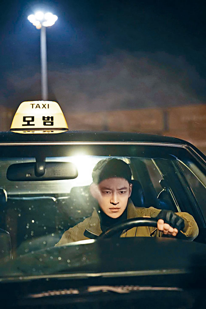 李帝勳主演的《模範計程車》首播，卻因太暴力惹來爭議。