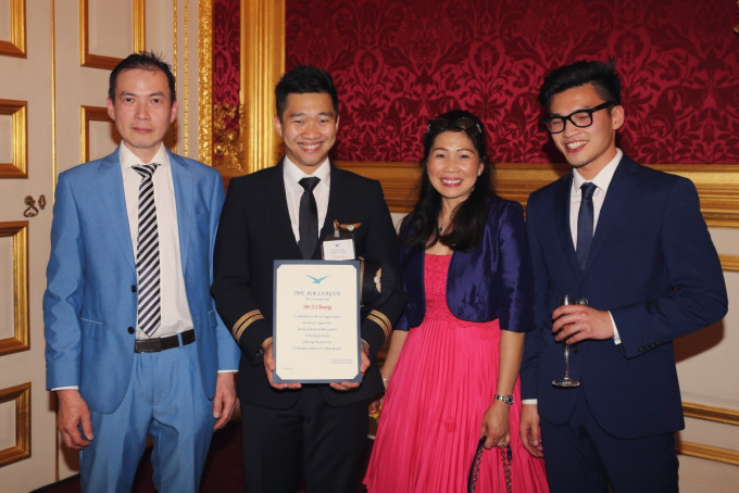 一八年，張敬龍獲頒英國皇家飛行大獎，其父母及三弟均有到場見證。　受訪者提供