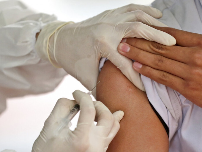 印尼男子疑误被连打两针新冠疫苗，后来染疫不治。AP资料图片，非涉事人