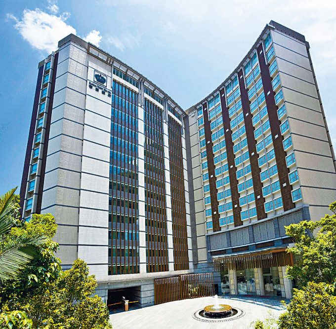 新地旗下荃灣汀九帝景酒店，去年6月申請改建住宅發展，昨獲城規會通過。