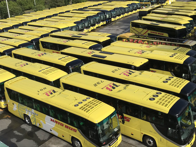 「哈多巴士」動用60輛巴士打造出巨大迷宮。「哈多巴士」Twitter圖片