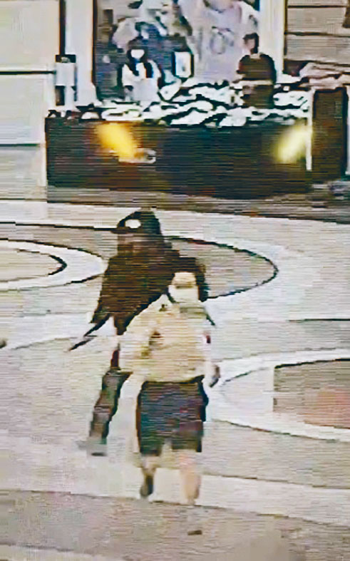 兇徒在商場持刀追着一名女子。