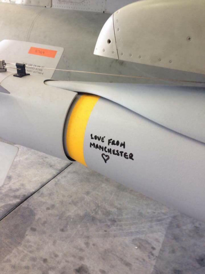 雷射弹写着「来自曼彻斯特的爱」。
