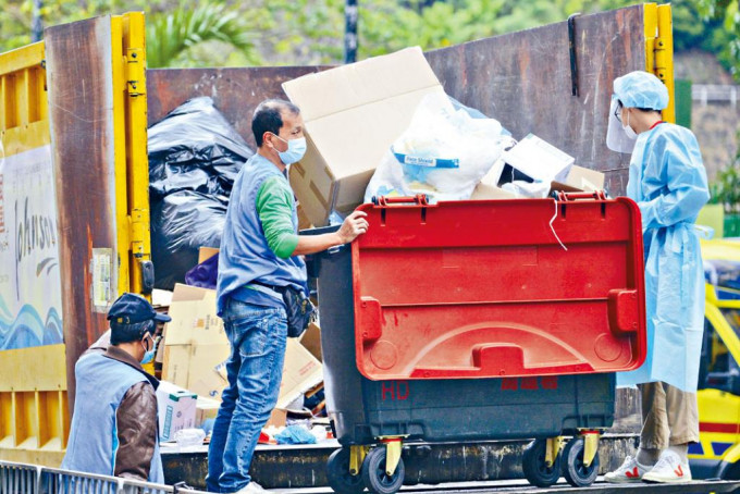 外判清洁工到葵涌邨，处理医护防疫废物。