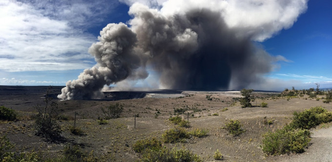 火山灰雲影響大片地區，當局已呼籲附近居民在安全處躲避。美聯社