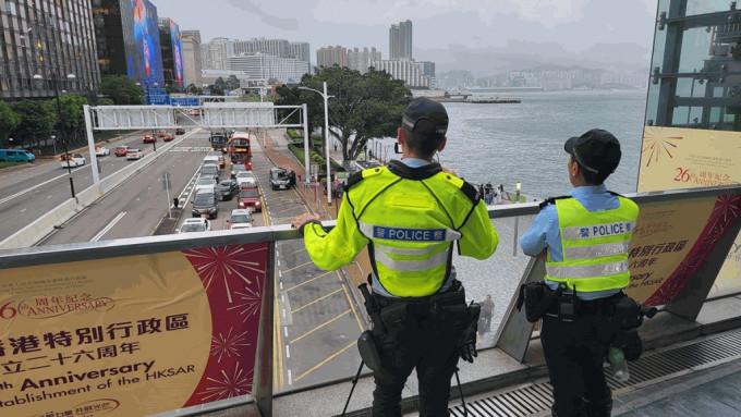 西九龙总区人员昨日进行总区交通日及「万刃行动」。警方图片