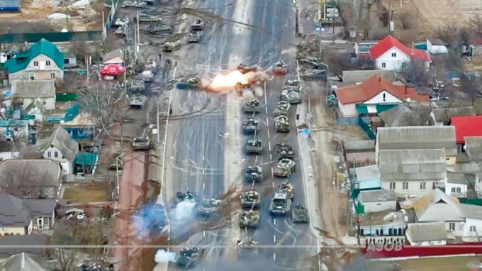 乌军在基辅郊区布罗瓦里伏击一个俄军坦克车队。