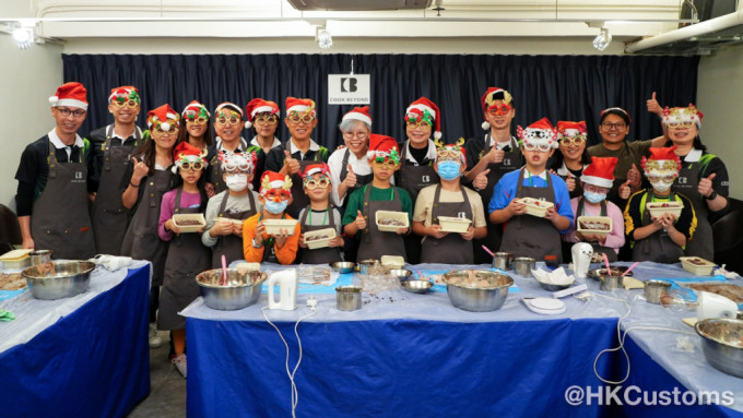 海關義工隊首場「攜手童遊」活動展開 兩助理關長陪伴小朋友製作聖誕蛋糕。海關FB