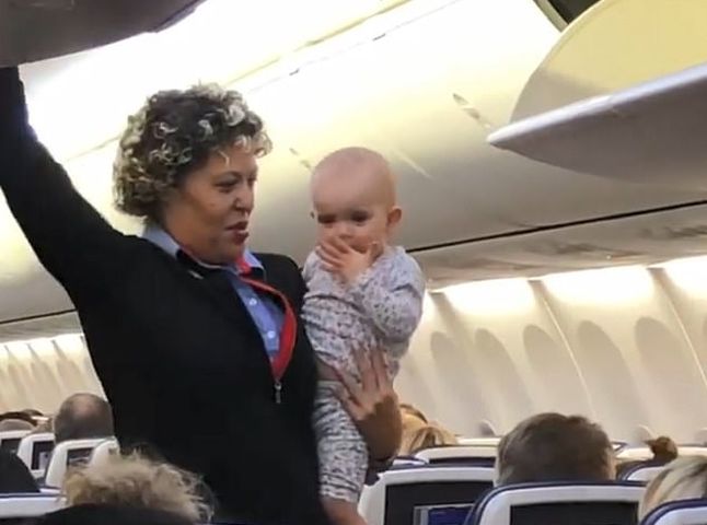 該名女嬰亦甚為乖巧，不停向同機乘客送上飛吻。網圖