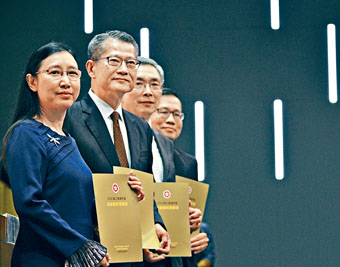 财政司司长陈茂波(左二)在最新一份《预算案》中，向全民派钱及推多项派糖措施。