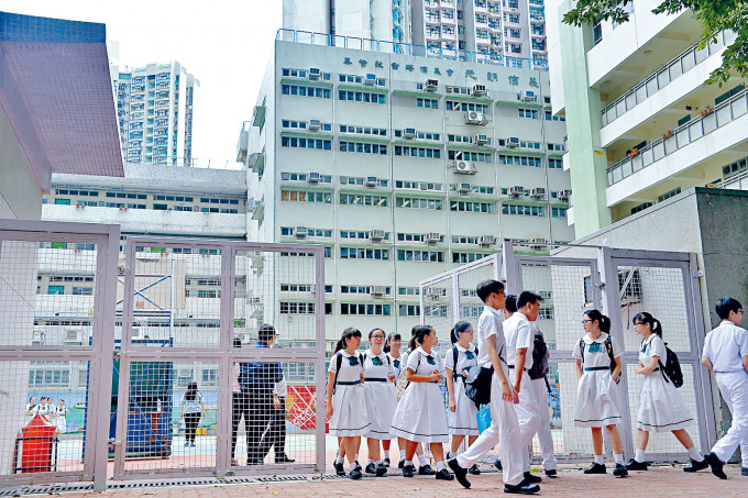 全港学校今日开始分阶段复课。图为基督教香港信义会元朗信义中学。