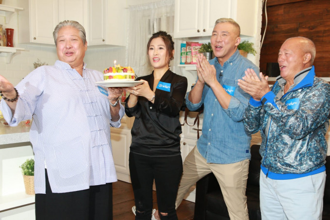 洪金宝明日生日，新抱好识做捧出生日蛋糕，并跟刘家荣父子一齐送上生日歌。