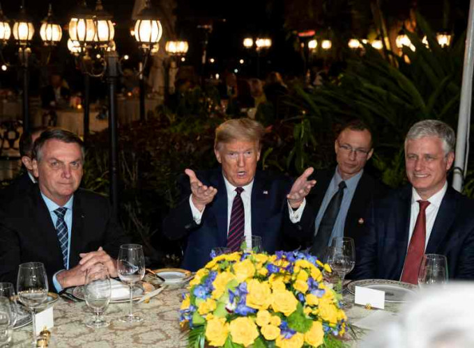 特朗普上周六在佛州举行宴请巴西总统博尔索纳罗（右）等人。AP
