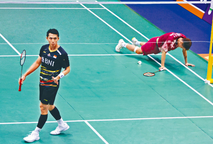 上屆亞運男單冠軍基士堤（左）技壓李卓耀。