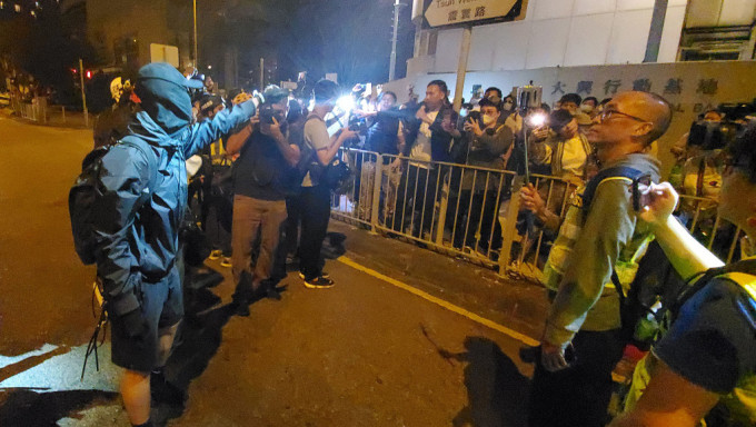 案发日有示威者在大兴行动基地外叫嚣、以镭射笔等照向警方等。资料图片