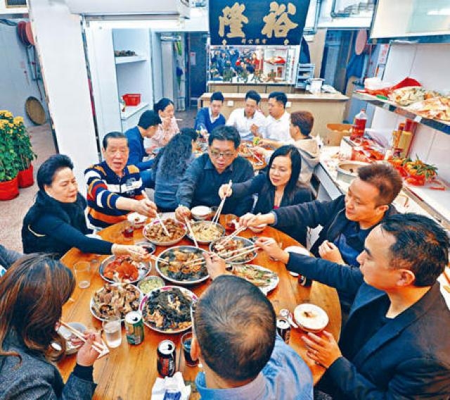 每年大年初二，裕隆號老闆都與一眾夥計及親友都會聚首舖內吃開年飯。 資料圖片