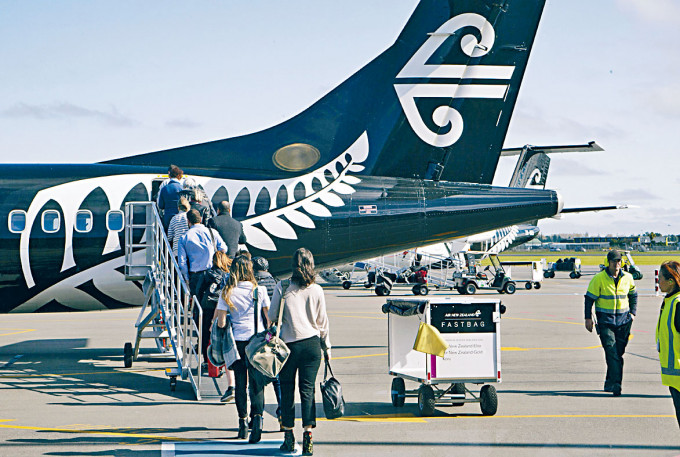 乘客在基督城登上纽西兰航空客机。