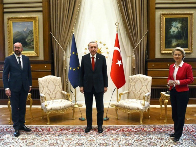 歐盟兩位領導人本月到訪土耳其時的座位安排，引發連串風波。AP資料圖片
