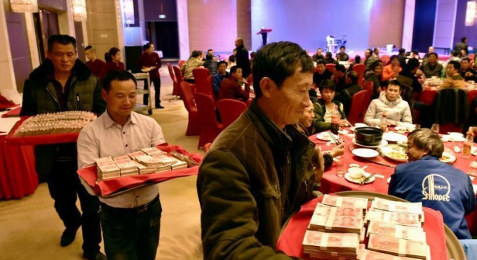 浙江有企业举行「为农民工过年」的团年饭活动。