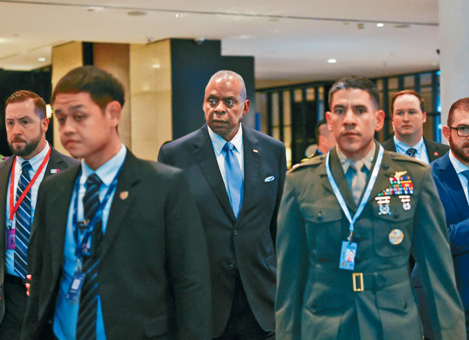 美国防长奥斯汀（中）昨日抵达香格里拉对话会会场。