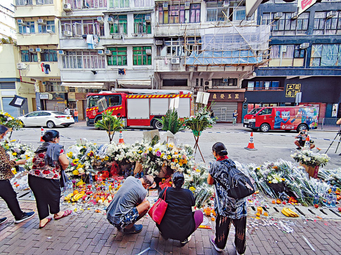 發生七死奪命火場仍有不少市民前來弔唁。