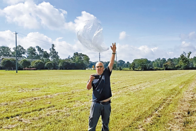 美國男子梅德林去年在田納西州施放一個微型氣球，相信與美軍本月11日在加拿大上空擊落的氣球類似。　