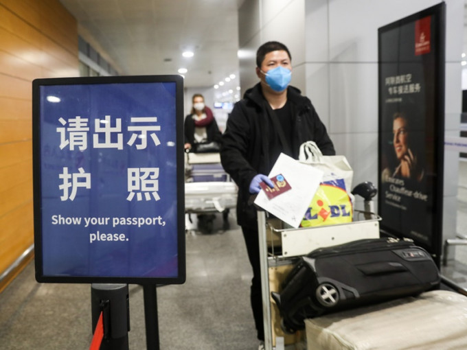 所有入境上海的人士都需進行新冠病毒檢測。新華社