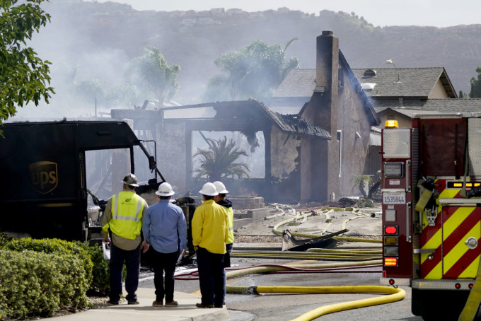 美国南加州有小型飞机坠落民居，至少两栋房屋被毁。AP图片
