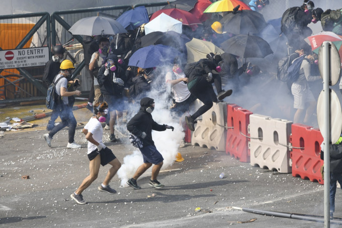示威者持續與警察爆發衝突。資料圖片