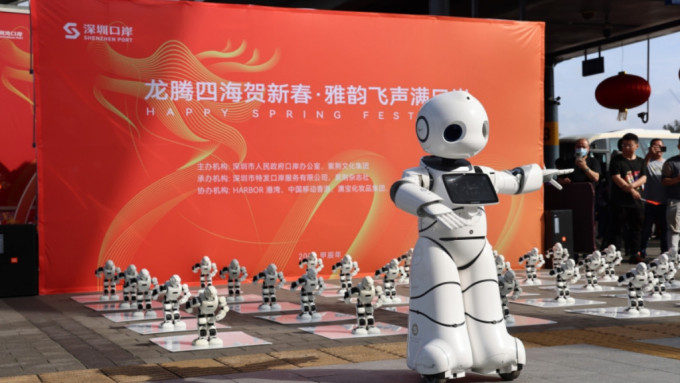 深圳灣口岸昨有數十個機器人跳「科目三」表演。紫荊雜誌