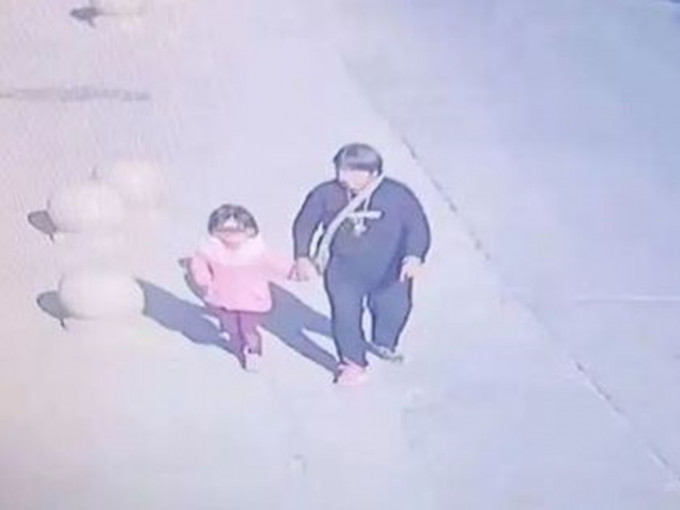 内地一名女童于家门前玩耍时被一个陌生妇人带走。网图