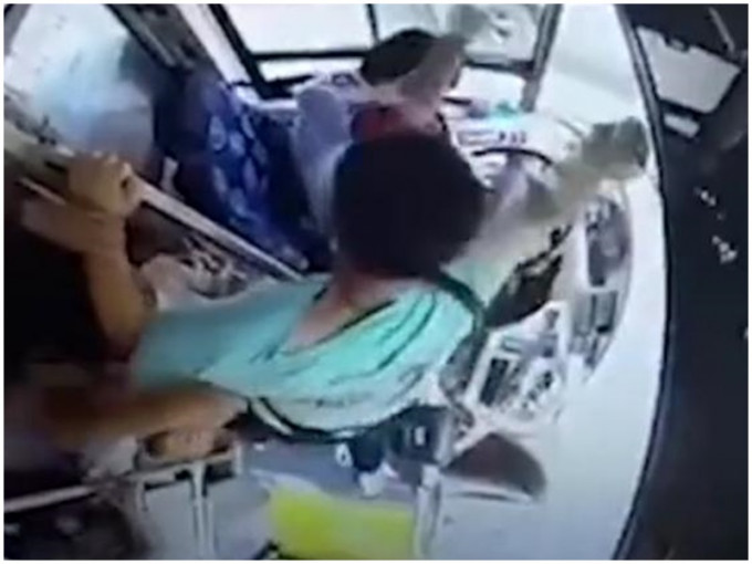 不满孕妇前门落碍无位坐，男乘客暴打司机32拳。网图
